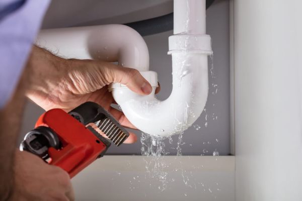 Fontaneros en Pamplona para averías, goteras y fugas de agua · Servicio de fontanería Pamplona, Navarra